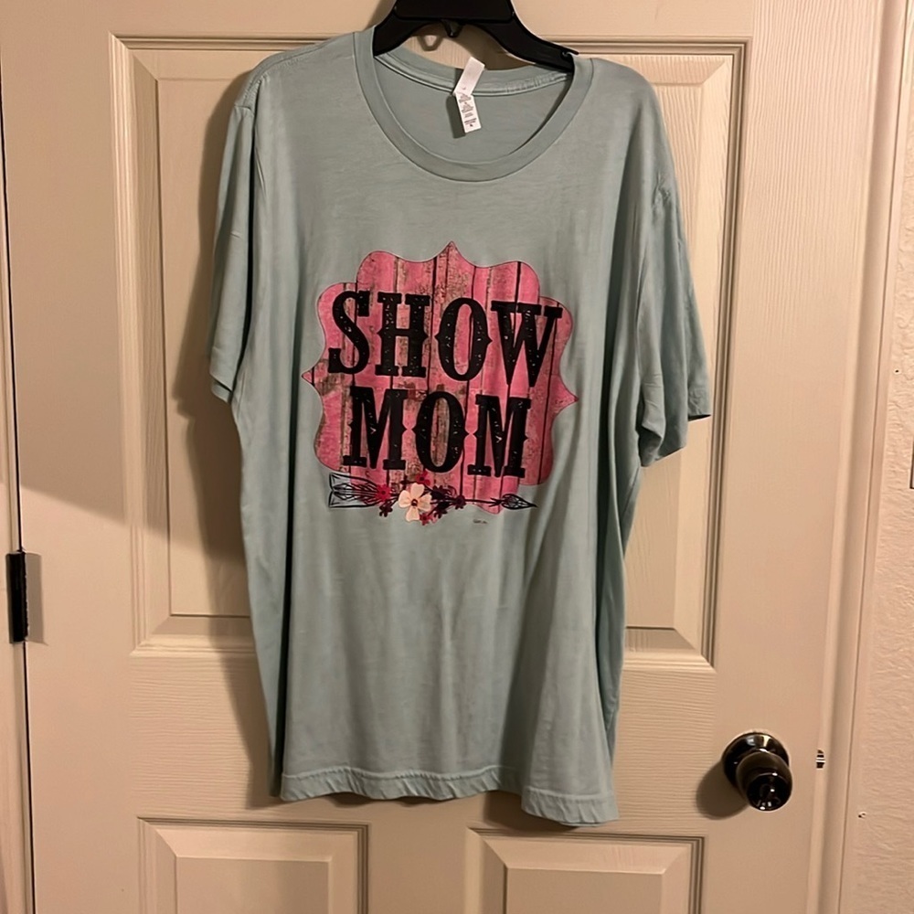 Show mom tee
